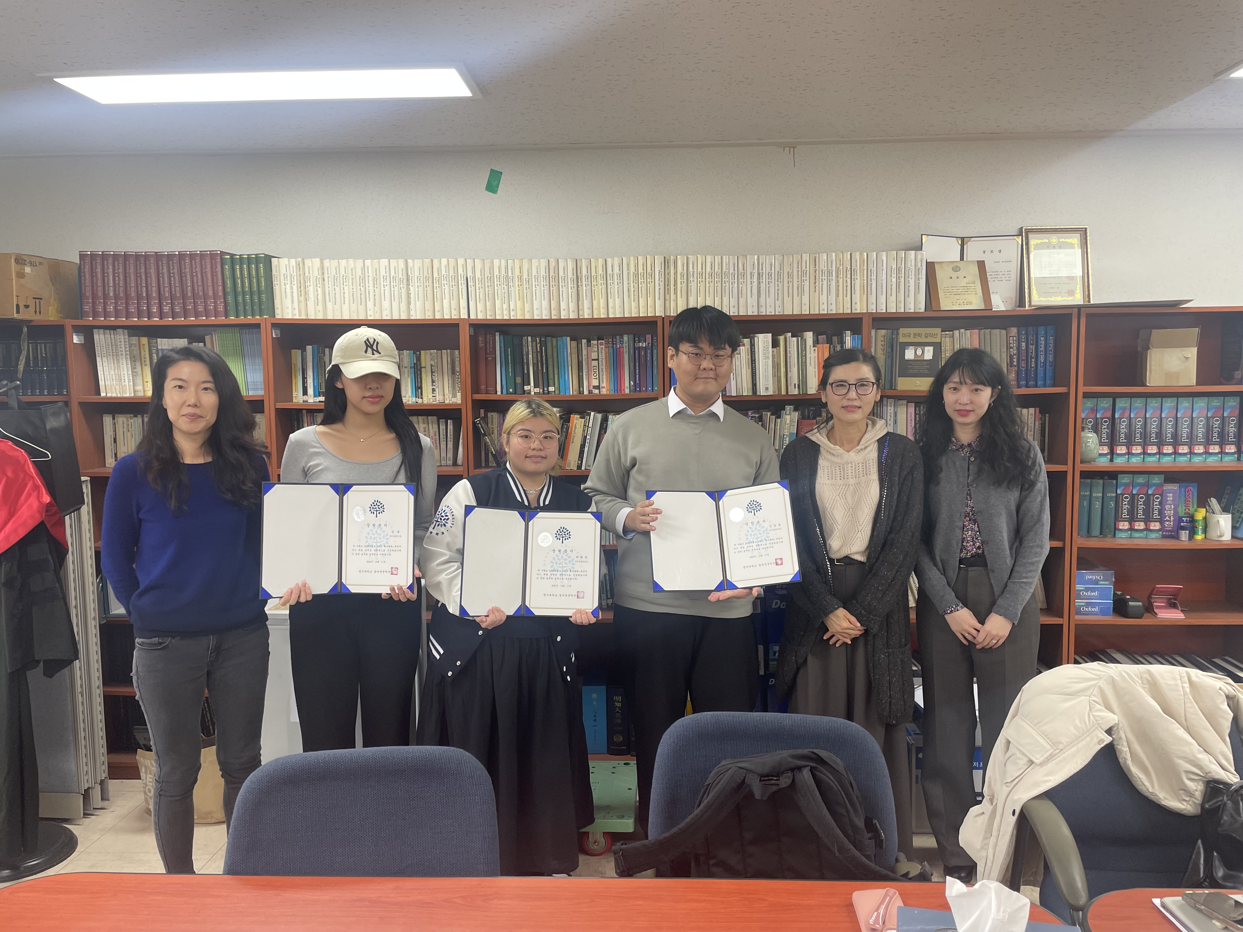 2026학년도 1학기 동아- 윤정미 장학금 시상사진  첨부 이미지